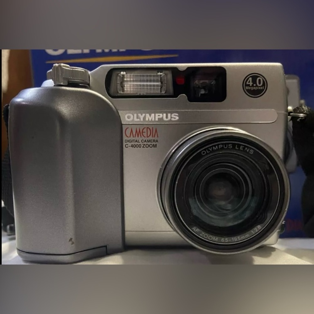 Olympus CAMEDIA 4000 Zoom 4.0MP Digital Camera - Silver
